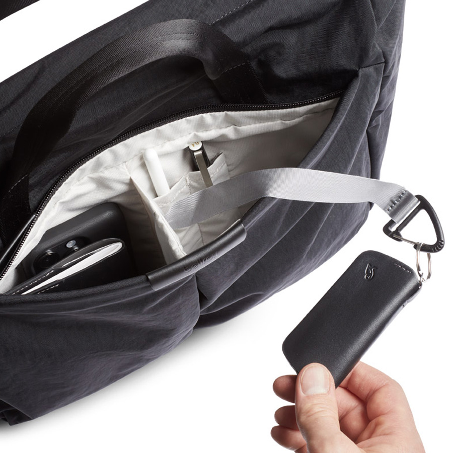 Bellroy Tokyo Messenger Bag 14L Black - Image 5